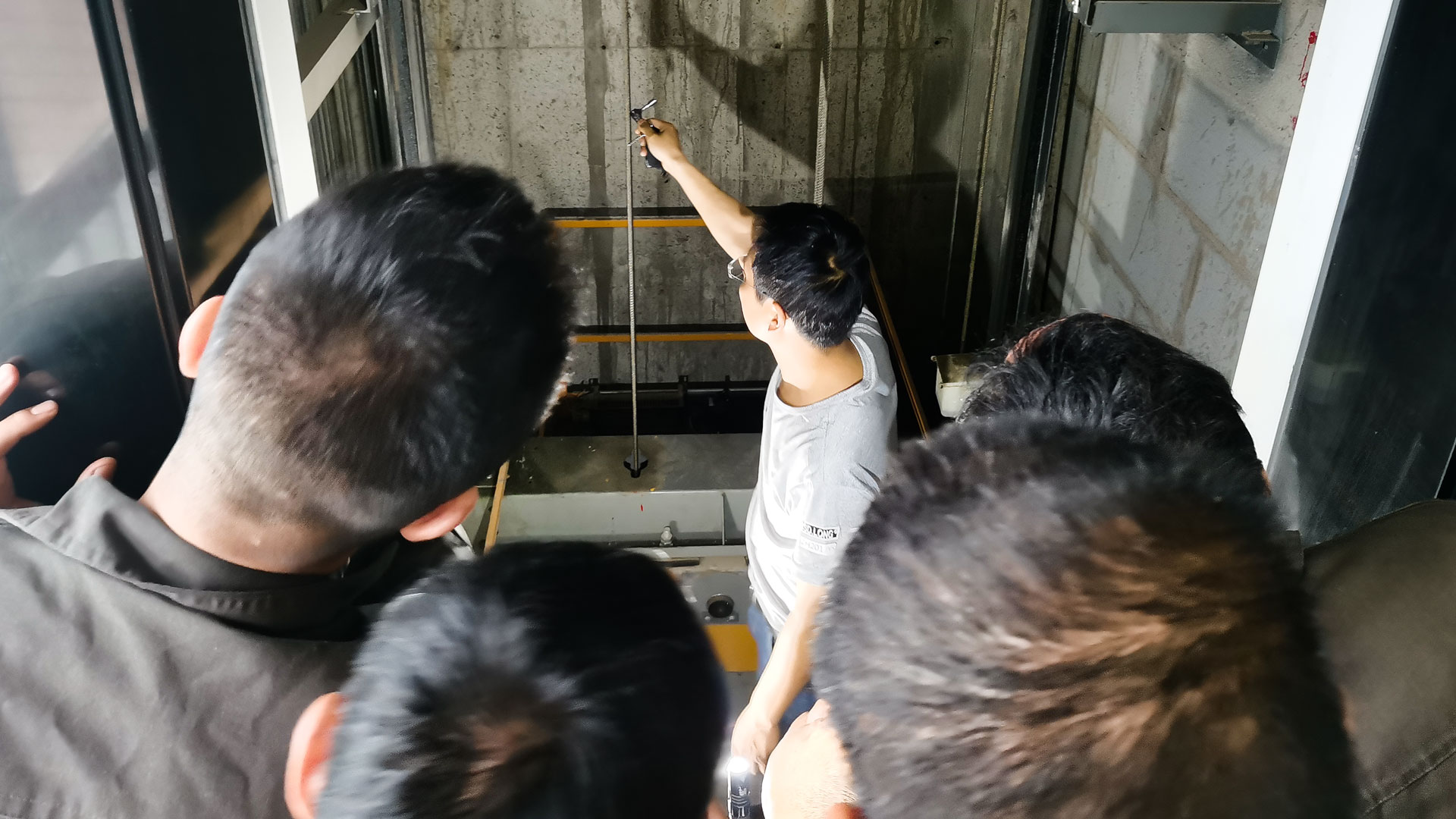 2水電維修中心：開展焊接技術(shù)及電梯緊急救援培訓(xùn)，提高工程部實踐操作能力.jpg